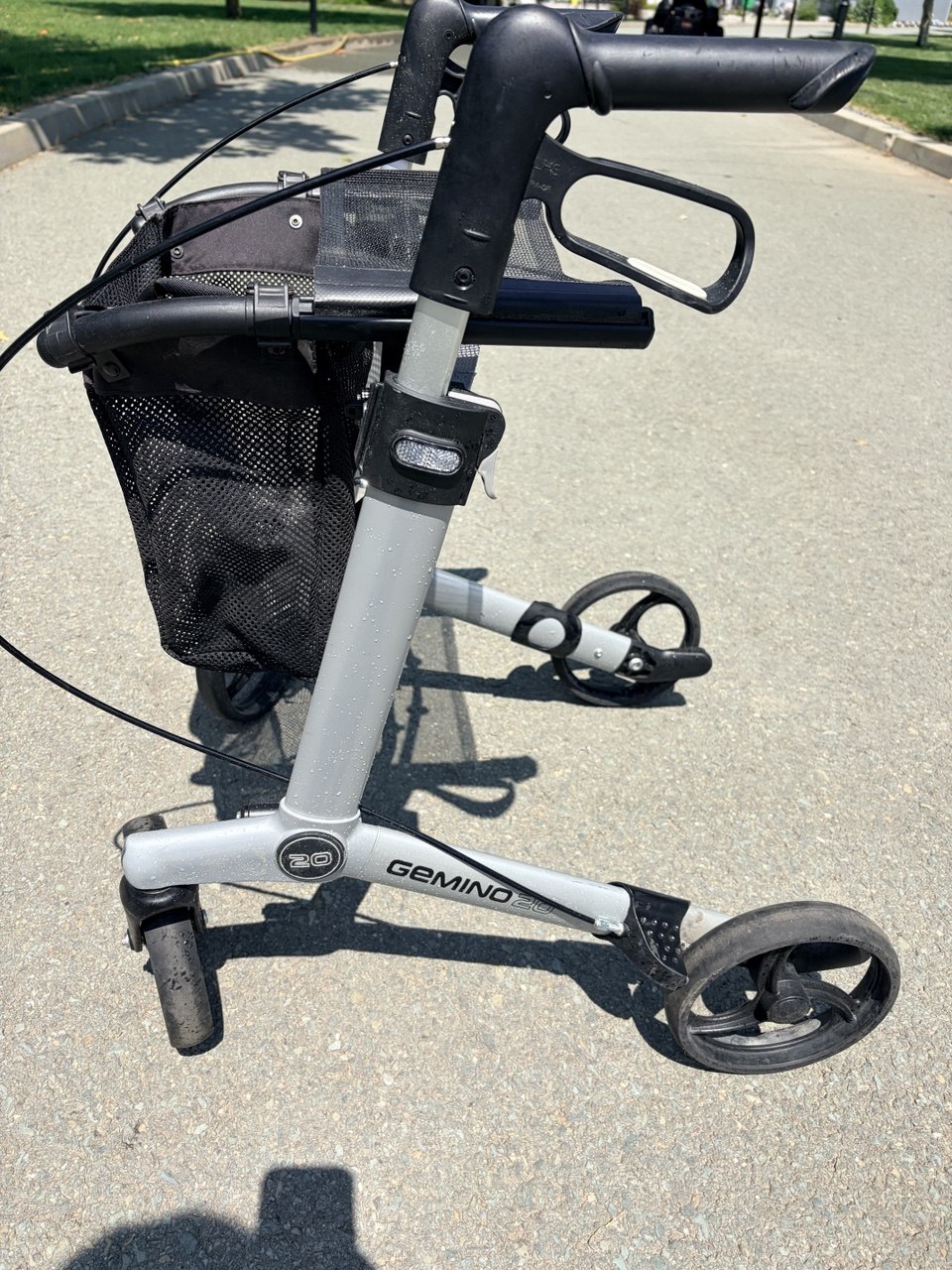 Cadru de mers Rollator Premium Gemino 20 – ultra usor, aluminiu, pliabil cu roți și frâne - imagine 4